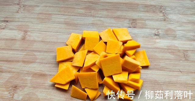 松软|入秋南瓜别蒸着吃,抓把红豆卷一卷,比面包还松软,我家1周吃3次!