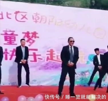 父母|“妈妈家长会表演武术”火了，获赞无数，我却看到父母扎心的一面