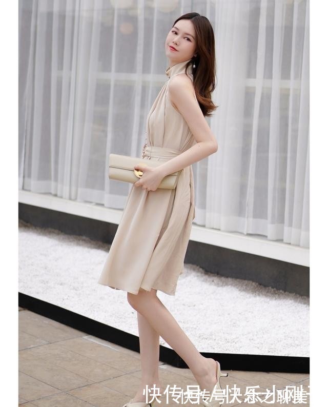 女人味|穿裙子别总配高跟鞋,今夏流行“裙子+低跟鞋”,舒适时髦又气质