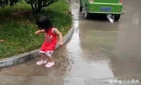 小情人|“佩奇父女”跳泥坑火了,网友:奶奶已经扛着大刀在来的路上