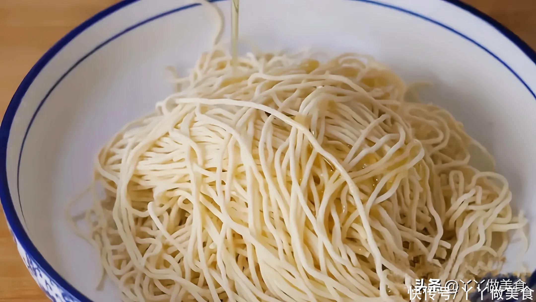 面条别煮着吃了,教你一个做新法,我家一周能吃上7回,比肉都香