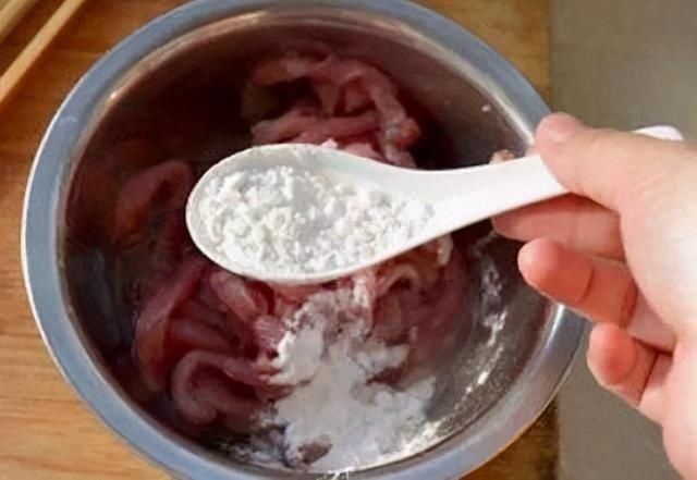 水煮肉片,肉片发柴嚼不动?教你腌肉片诀窍,口感滑嫩入口即化