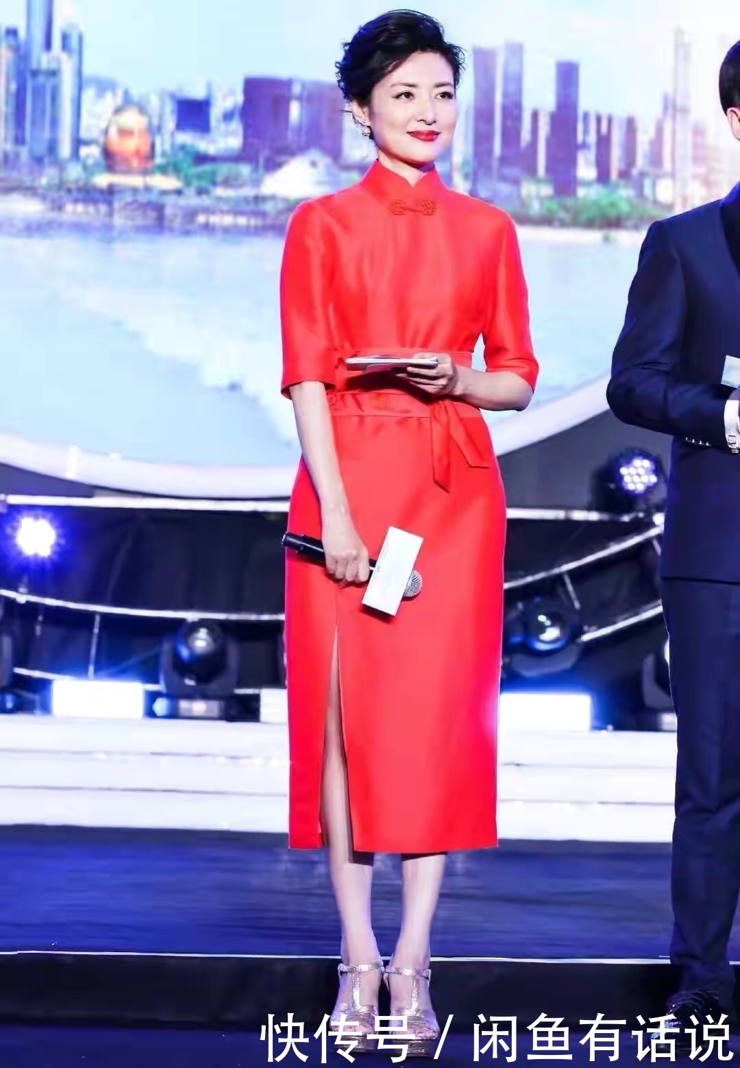 穿搭|周涛越老越洋气,穿皮草配红裙像高级贵妇,露一截手臂看不懂季节