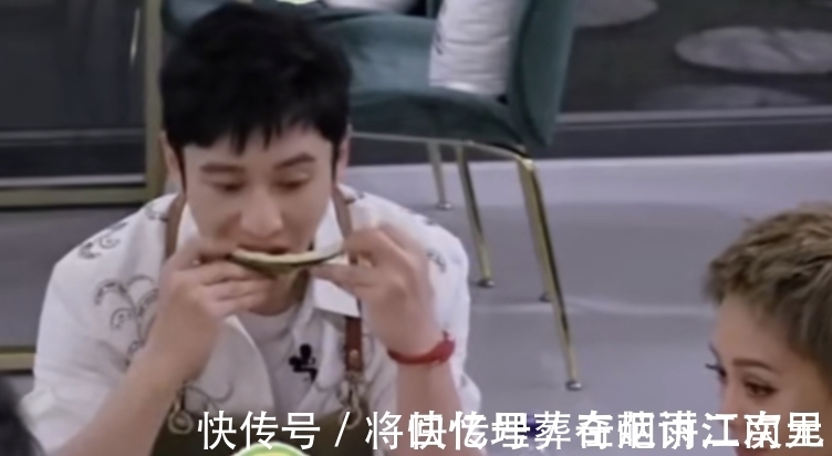 《中餐厅》黄晓明吃西瓜啃瓜皮,谁注意到丁真的表情了?太真实了