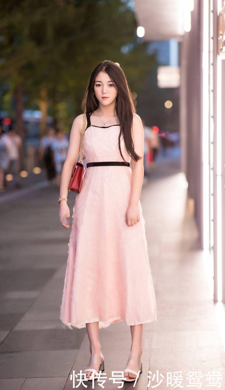 夏季|夏季穿连衣裙的美女喜欢搭配高跟凉鞋,清爽凉快还凸显优雅气质