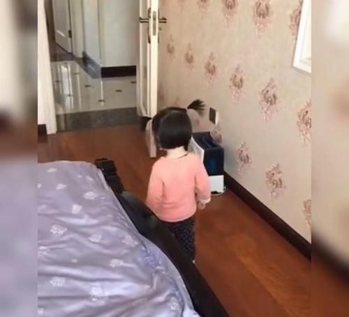 姐姐|姐姐去找妈妈,看到眼前的一幕却“懂事”地转身离开,网友:心疼