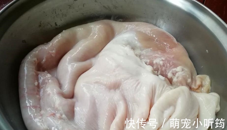洗猪肚别再用食盐和面粉了,用它洗,又快又干净