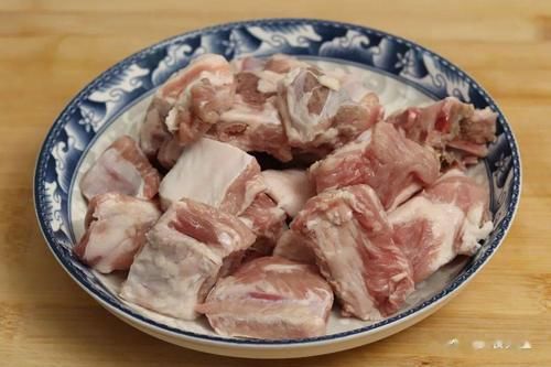炖排骨时，有人先焯水有人直接炖，其实炖排骨不能直接炖，都不对，每天教你学做饭