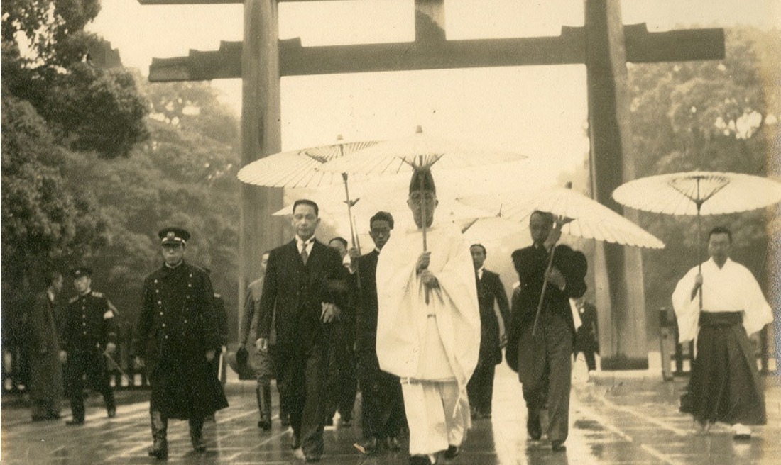 张照片为1941|汪精卫访问日本照片:与东条英机座谈,祭拜前首相犬养毅