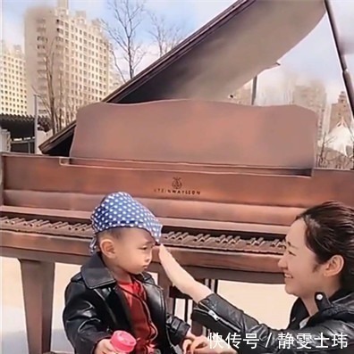 老大|相差20岁姐弟俩,一出门就这画面,妈妈看到忍不住笑了