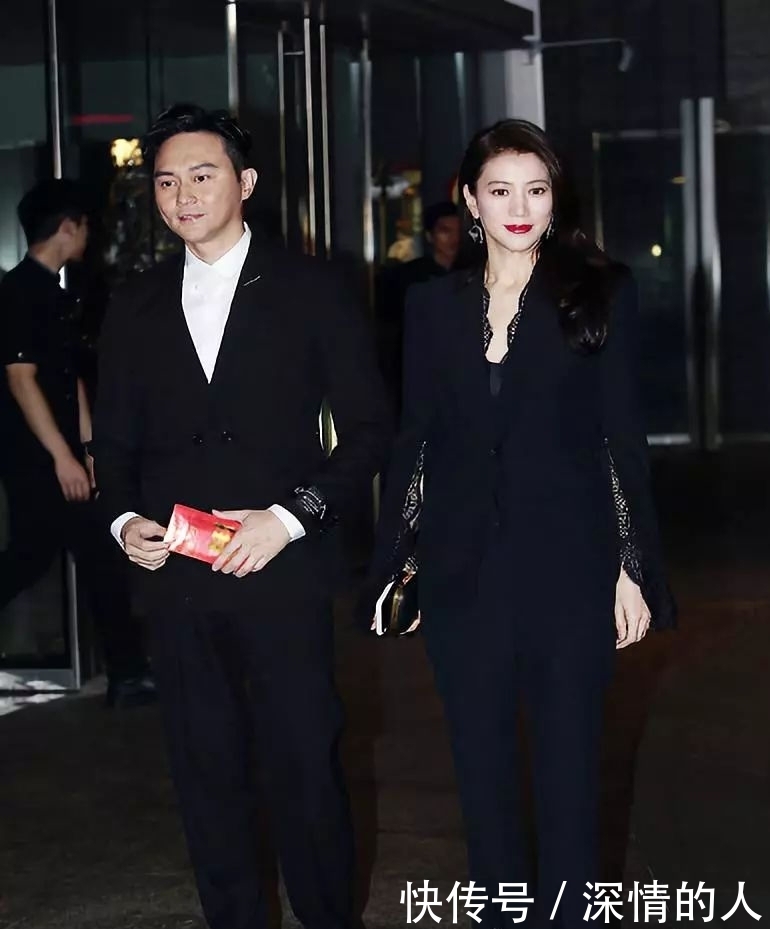 制胜|梁咏仪42岁都遮不住女神气质,波浪头+小西装简约制胜,太优雅