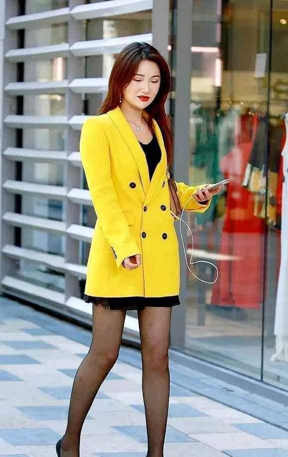 邻家小妹时尚的V领设计造型精美,时尚靓丽,青春减龄