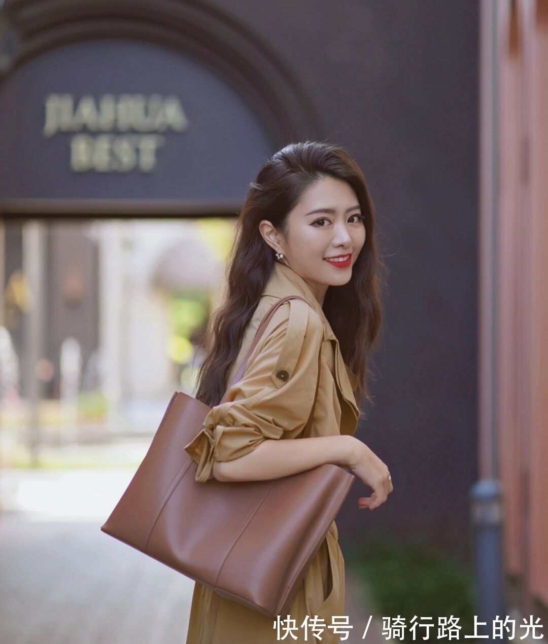 穿搭 秋季“高跟鞋”穿搭指南,配风衣和牛仔裤高级优雅,减龄提气质