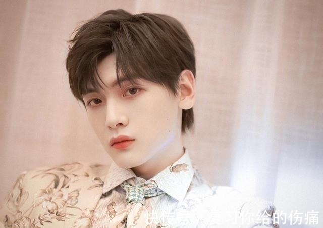 翟潇闻丁程鑫侯明昊录制《快乐大本营》,网友鹿晗来就完美了!