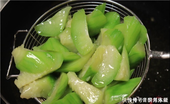 炒丝瓜有人焯水,有人直接炒,难怪不好吃,饭店大厨教你正确做法
