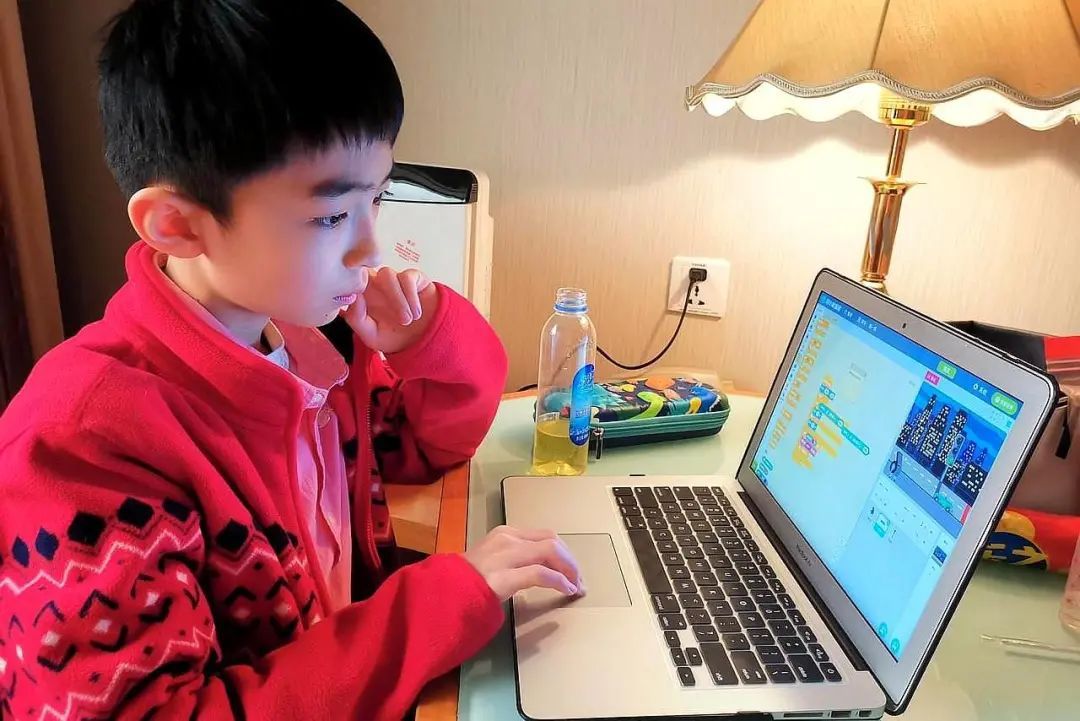 武汉伢王玥鑫登春晚,温情演绎封城记忆,比看明星还惊喜