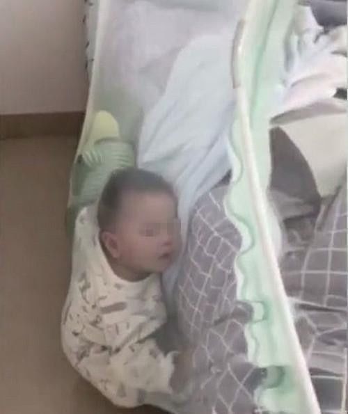 宝妈|搂着娃睡觉,半夜起身发现孩子丢了,宝妈开灯后,忍不住笑着拍照