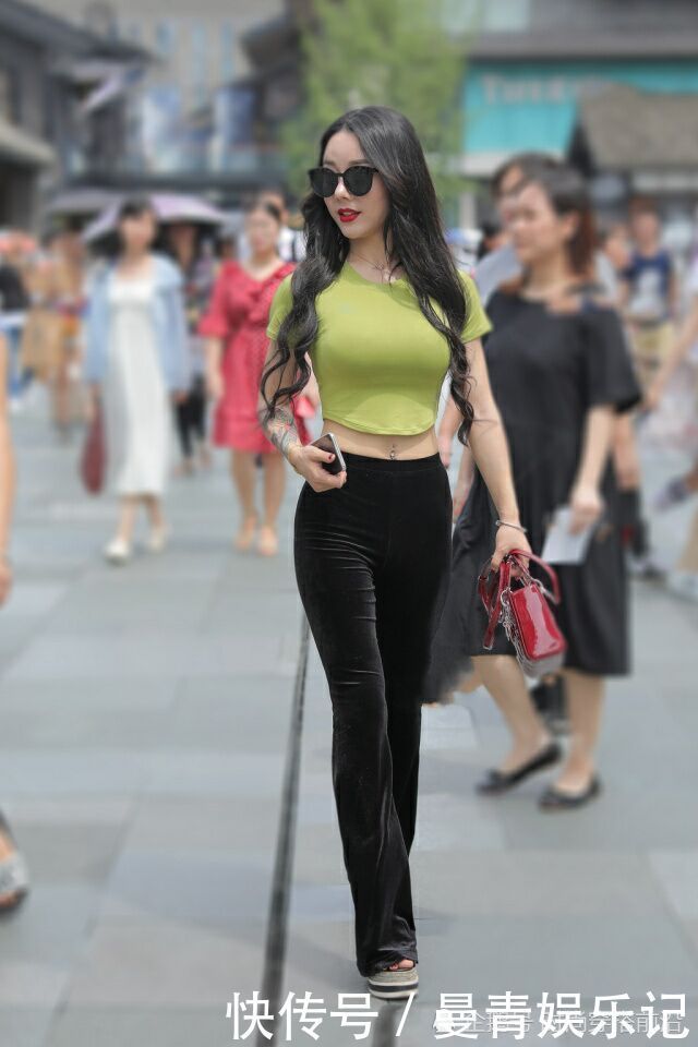 满大街都是“阔腿裤T恤”,突然来一条“托腹裤”,时髦又吸睛!