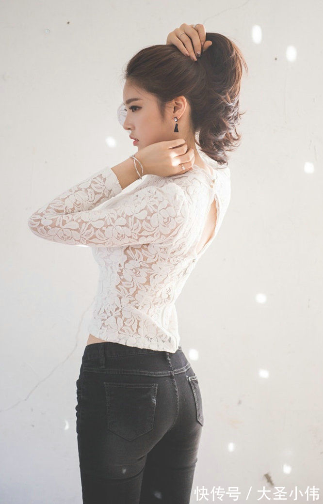 针织衫|美女街拍:小姐姐身穿白色钩花小衫,衬托姣好的身材,外搭配皮装帅气时尚