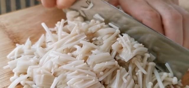 金针菇里面加3个鸡蛋，真的好吃，我家一周能吃3回，美味又营养