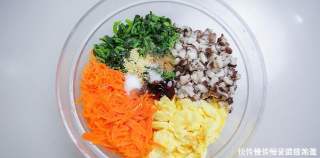 玉米面菜团子，不和面，不揉面，滚一滚就下锅，减肥也能管饱吃