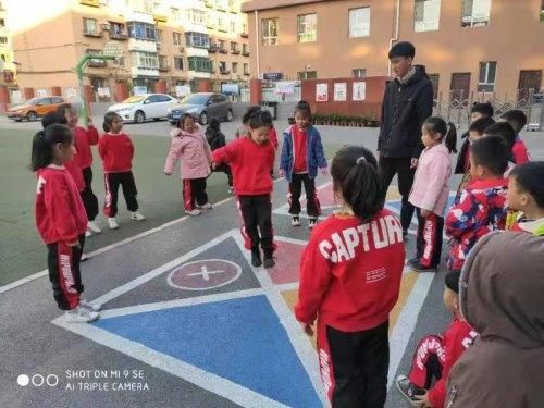 游戏|向工街小学：首创地面游戏课程建设”让孩子们回归本真