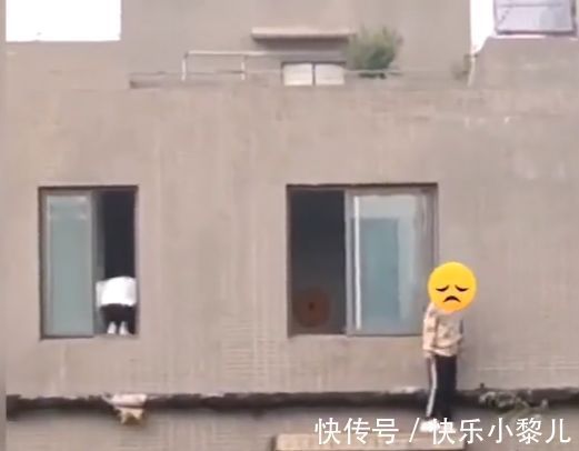 跳远|两男孩在楼顶“立定跳远”,危险动作惹网友捂眼:不是玩耍是玩命