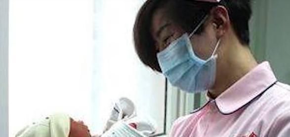 爸爸|22岁准妈妈生孩子,产房外却来了4个爸爸,网友眼泪都快哭干了