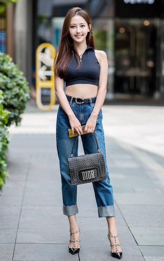  尽显|皮肤白皙的气质美女，一身前卫时尚的穿搭尽显女神风范