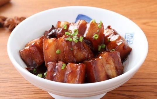 做红烧肉时,有种调料不能放,却总有人错放,难怪肉发柴不好吃