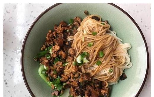 豆瓣酱|面条此吃法百吃不厌,10分钟就能做好,出锅后香味浓郁,做法简