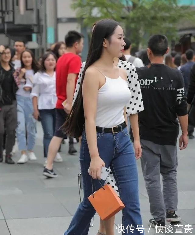 风衣|白色无袖背心搭配黑色紧身裤,特别简单,同时也很减龄