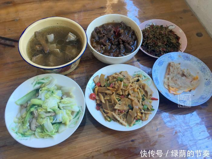  打包带|发小来家吃饭，两个人吃4菜一汤，酒足饭饱后，发小说要打包带走