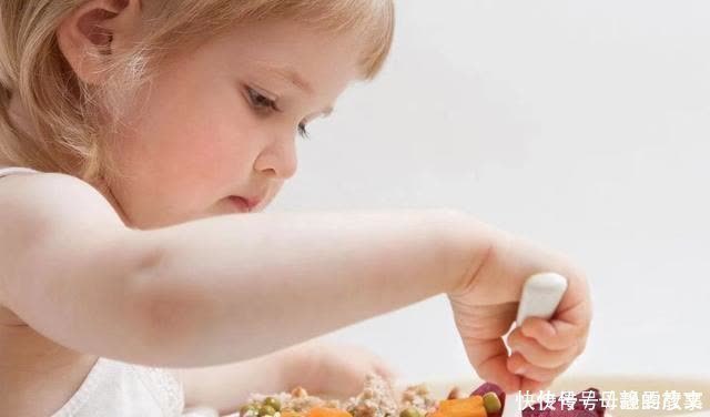 婴幼儿|孩子再饿，也不要“随便给吃”的9种食物，尤其前几种要格外小心