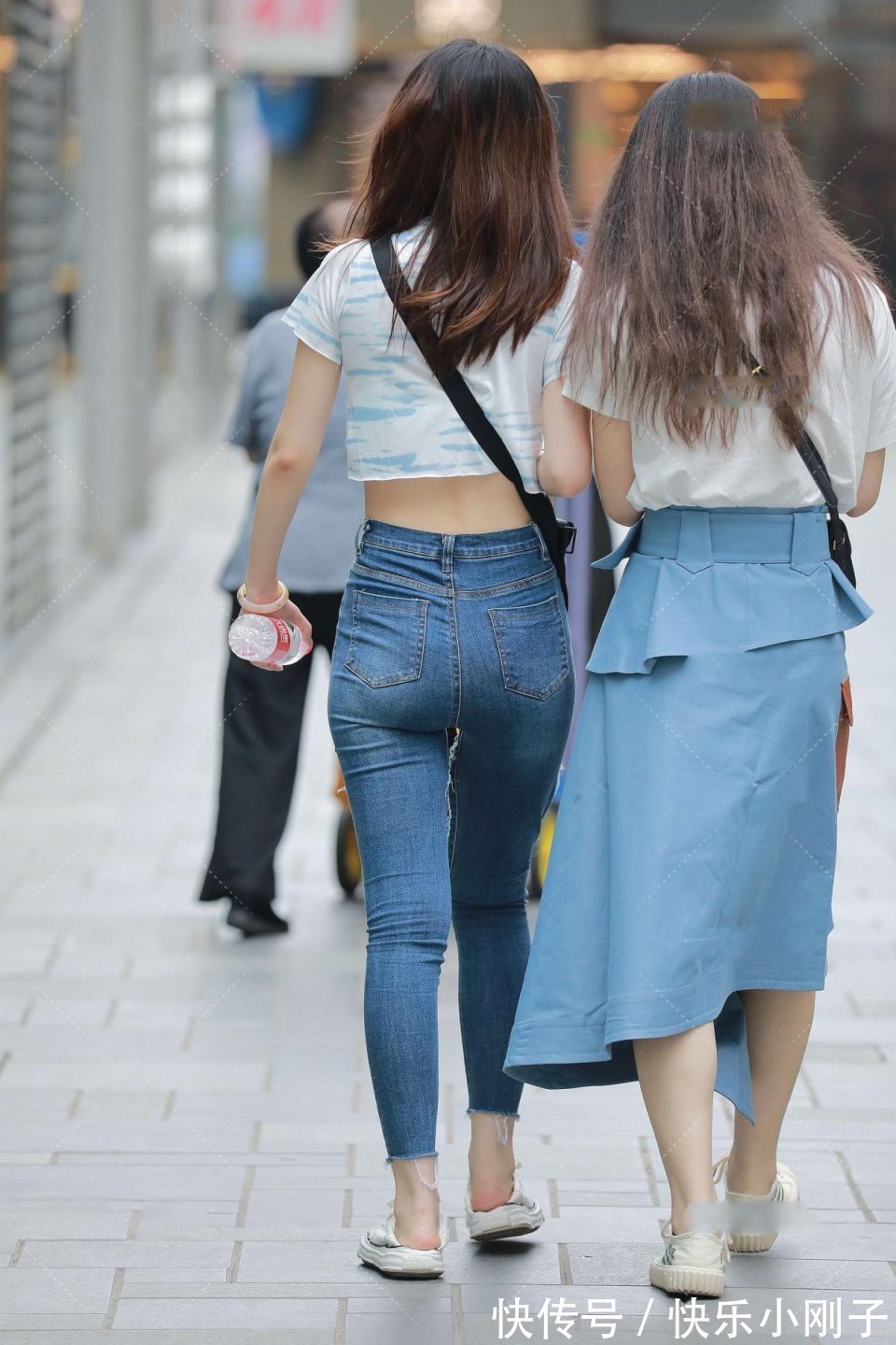 腿裤|小姐姐身穿破洞牛仔裤和涂鸦短袖，非常的清新自然