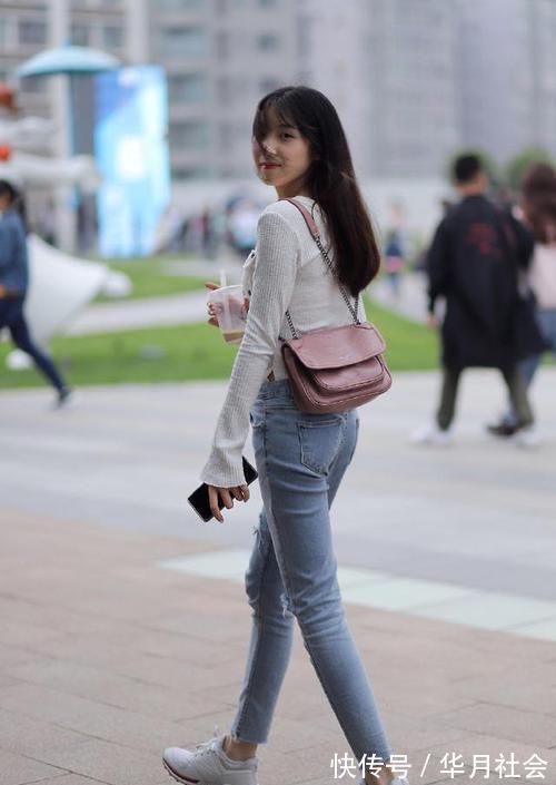 牛仔裤|小姐姐搭配牛仔裤，装扮出自然美感，简约风向你袭来