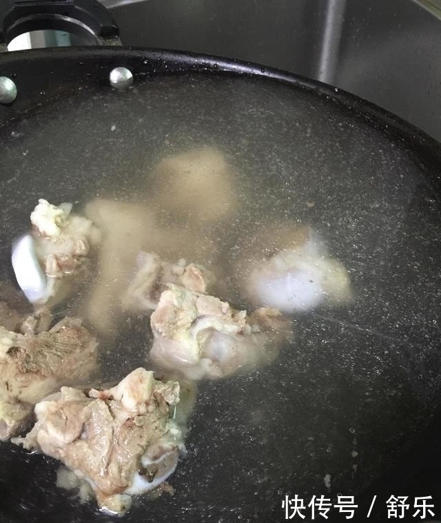 面馆骨头汤里加了什么喝起来特别香浓,多方打听,我才知道原因