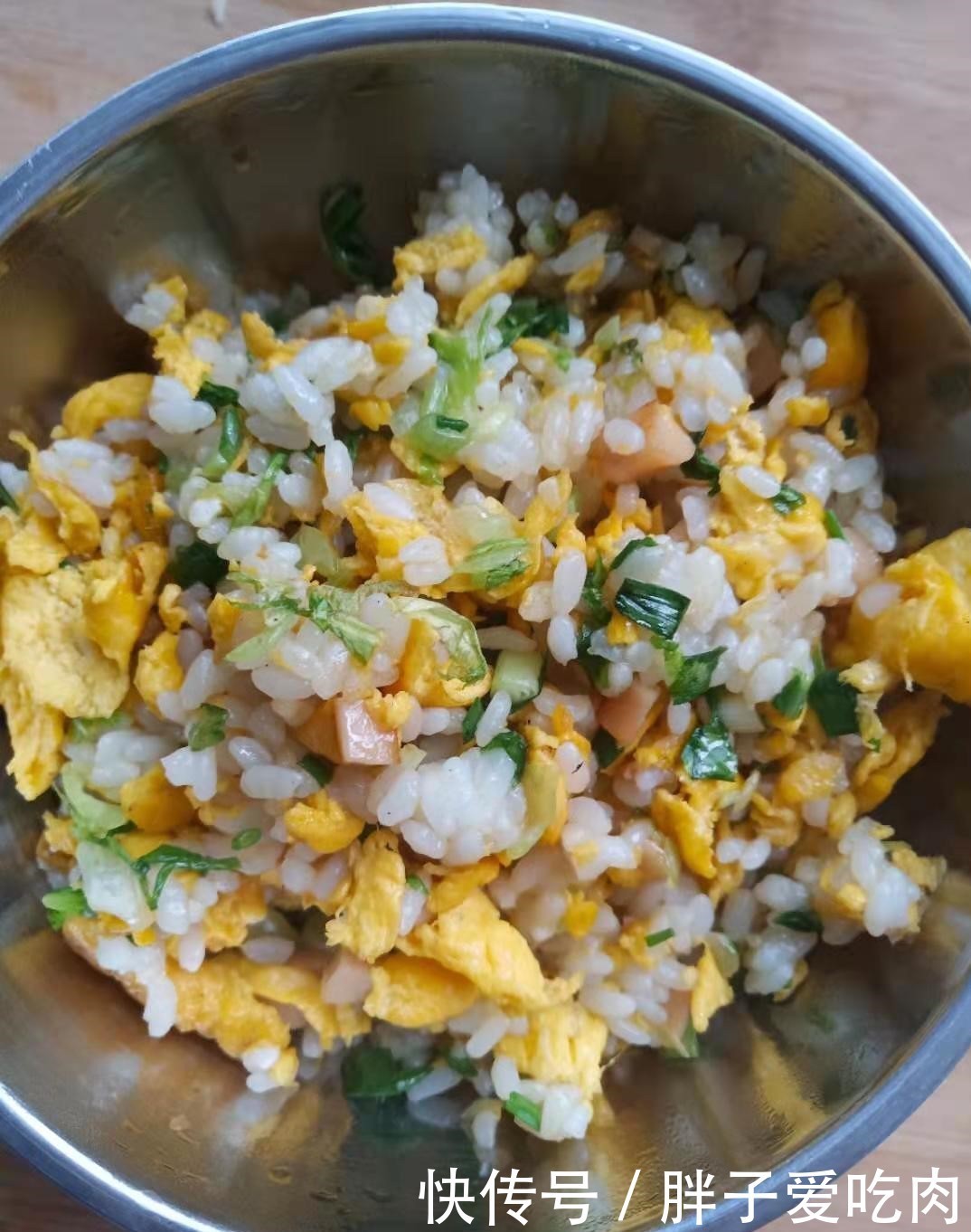 儿子饿了用鸭蛋、火腿、简单做个蛋炒饭,直呼太好吃了