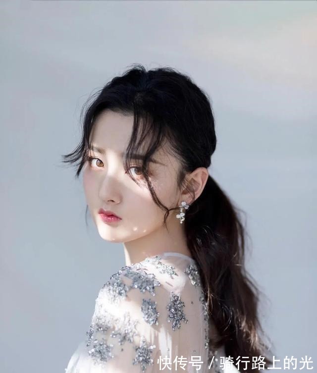 特征|女生脸上有这4个“特征”,很容易招惹异性!中两个真的很少见!