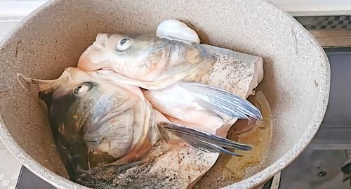  鱼头|秋冬这样吃，菜饭一锅出~鱼头泡饼