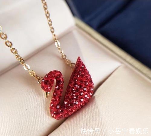 项链 施华洛世奇小天鹅项链送给女朋友合适吗?