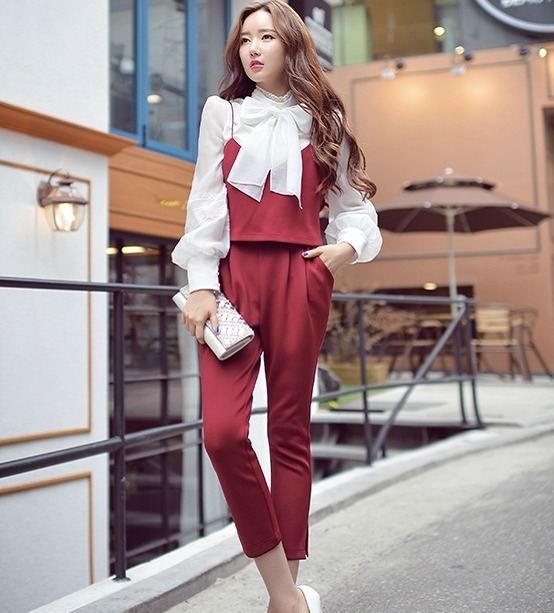 气质|美女一身红白套装,显气质又显身材!