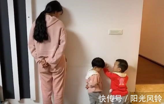 粑粑|“没地位宝妈”带娃罚站火了,萌娃粑粑,我妈就是这样撩仔的