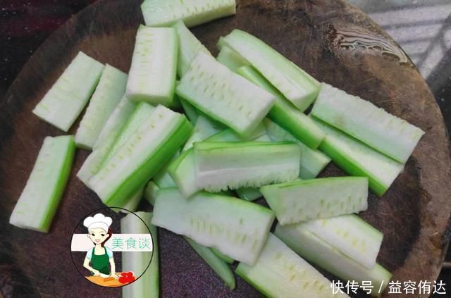 丝瓜和它是天生一对，蒸一蒸8分钟出锅，鲜到流口水，简单又营养
