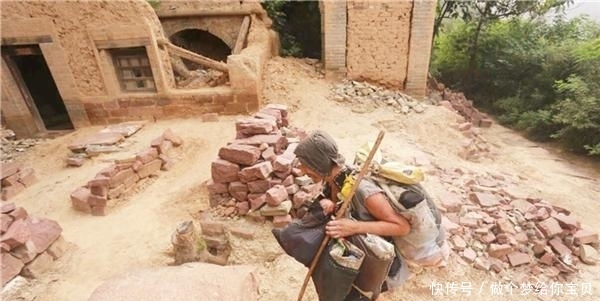 清代状元的后裔:独居深山状元府,坚守着祖宅,无水无电乞讨度日