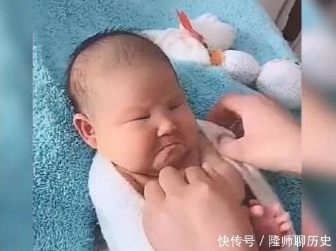 家长|宝宝去拍“满月照”,不情愿的小表情太可爱,仿佛全身都在拒绝