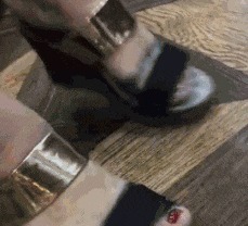 |搞笑GIF：都这时候了还看什么看 赶紧来救我啊，真装不下去了