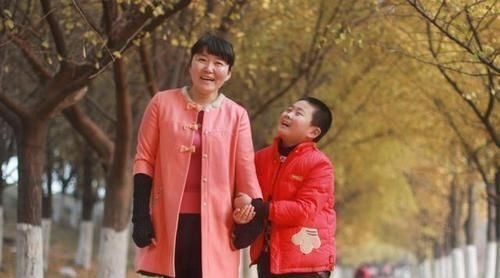 家庭|妈妈若是这种家庭地位,孩子将来更容易出人头地,父母不妨对照下