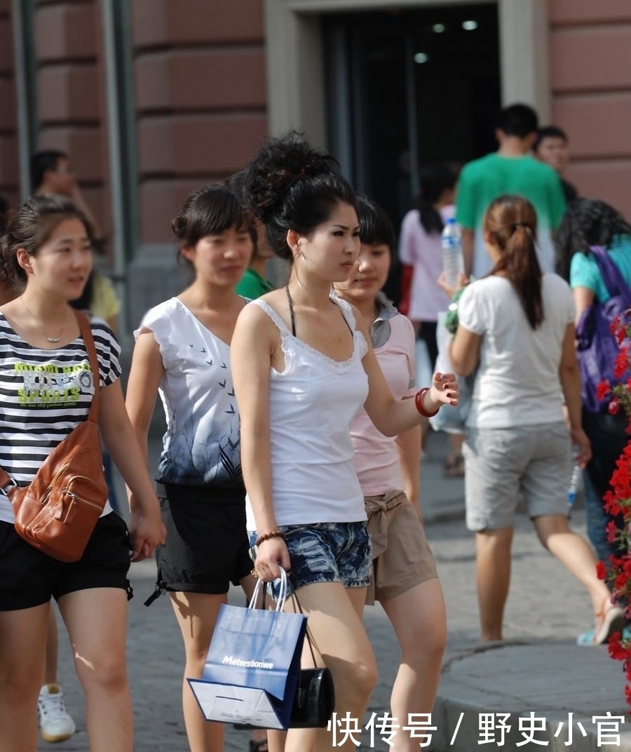 牛仔|街拍:美女白色背心配牛仔热裤,简约个性又显气质