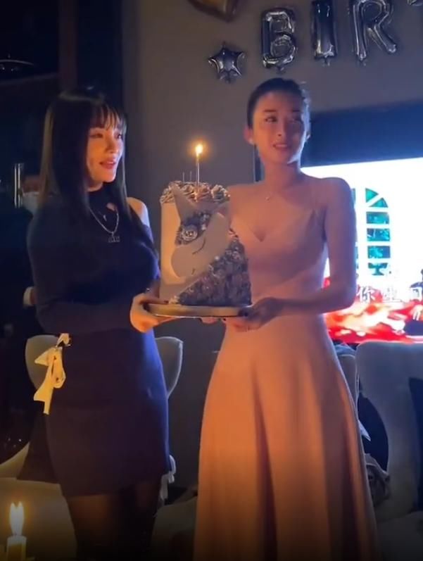 李小璐为好闺蜜庆生，暖心为闺蜜捧蛋糕，闺蜜意外撞脸马苏